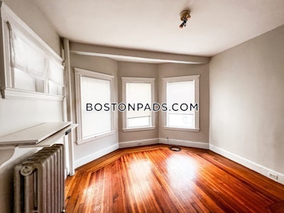 Brookline 2 Bed 1 Bath BROOKLINE- BOSTON UNIVERSITY $2,700  Boston University - $2,900